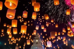 thoudsands-of-sky-lanterns-in-the-sky-at-CAd-yi-peng-lantern-festival-chiang-mai